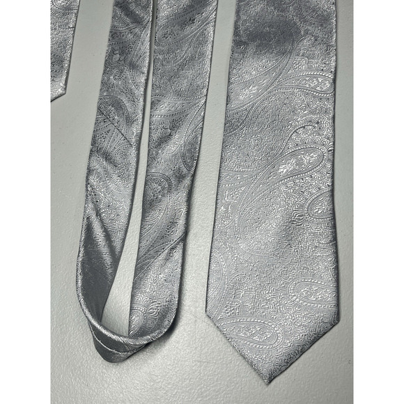 Paul Frederick Silver Paisley Print Silk Tie Mens Necktie 3 1/4" x 61" - Picture 2 of 8